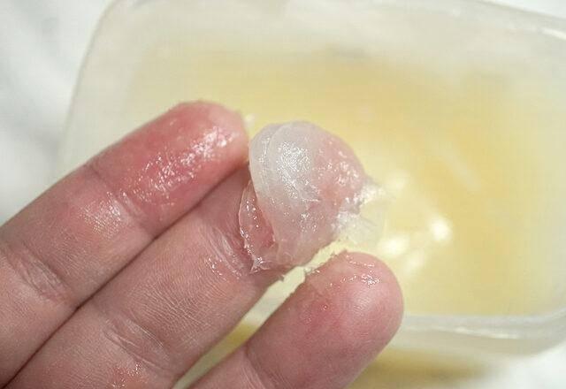 TIRNAK BAKIMINDA    El t�rnaklar� ve �evresindeki deride gerek �evre �artlar� gerekse cilt kurulu�undan dolay� k�t� bir g�r�nt�ye b�r�nebilmektedirler. Gece yatmadan �nce bir miktar vazelini t�rnaklar�n�za, t�rnak alt�na ve etraf�ndaki deriye s�r�n. Bir �ift ameliyat eldivenini giyin ve sabah kalkt���n�zda nemli ve yumu�ak parmaklar�n�z� kullanmaya ba�lay�n. Bu y�ntem ayn� zamanda t�rnak k�r�lmalar�n� da �nler. Bunun nedeni t�rnaklar�nda at�k h�crelerden olu�mas�d�r. Nemini kaybeden t�rnakta k�r�lma ka��n�lmazd�r. Bu y�zden haftada en az iki gece t�rnaklar�n�za vazelin s�r�p yatman�z t�rnak nem dengesini koruyacakt�r.