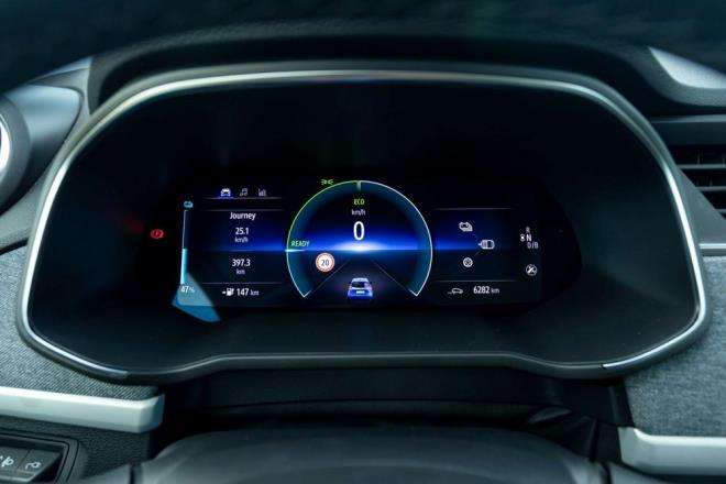 MENZ�L    Elektrikli ara�lar�n menzili batarya kapasitesi ve kullan�ma g�re de�i�kenlik g�sterir. Daha y�ksek batarya kapasitesine sahip ara�lar�n menzili daha uzun olur. Sportif ve h�zl� kullan�m, s�r�� modu, rota,�y�ksek ve d���k hava ko�ullar�, klima, koltuk �s�tma gibi enerji kullanan ekipmanlar ve lastik bas�nc��menzilin�de�i�mesini sa�layan unsurlar.