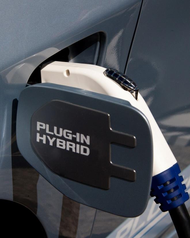 PHEV: Plug-in Hibrit elektrikli ara�lar yani �arj edilebilir hibrit ara�lar i�in kullan�lan terim. Bu ara�lar hem elektrik motoru hem de i�ten yanmal� motorla hareket edebilirler. Standart hibrit ara�larla fark� ise bataryalar�n�n d��ar�dan bir g�� kayna��yla �arj edilebilmesidir. Bataryalar bo�ken normal bir hibrit ara� gibi kullan�labilen modeller �arj edildi�inde sadece elektrik motoruyla�belli�mesafeler�kullan�labilir.