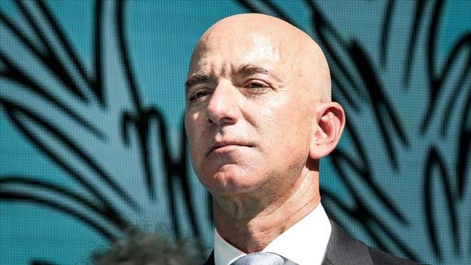 Auch JEFF BEZOS, der ehemalige CEO von Amazon, fand sich auf der Liste wieder.  Jeff Bezos wurde dafür kritisiert, dass er im Jahr 2022 mehrere Stellen bei Amazon entlassen hat und versucht, sein Image durch große Spenden aufzubessern.