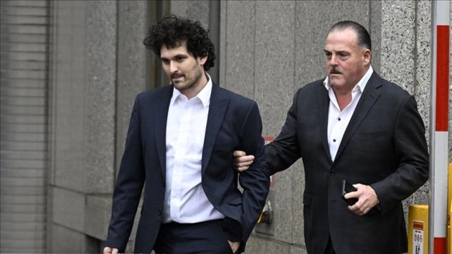 Bankman-Fried, ABD'nin su duyurusunun ardndan Bahamalar'da gzaltna alnd.    ABD'de federal savclar, gzaltna alnan Bankman-Fried hakknda "dolandrclk", "finans yasalarn ihlal etmek" ve "kara para aklamak" dahil eitli sulardan iddianame hazrlamt. ABD Menkul Kymetler ve Borsa Komisyonu (SEC) da Bankman-Fried' yatrmclar dolandrmakla sulad.
