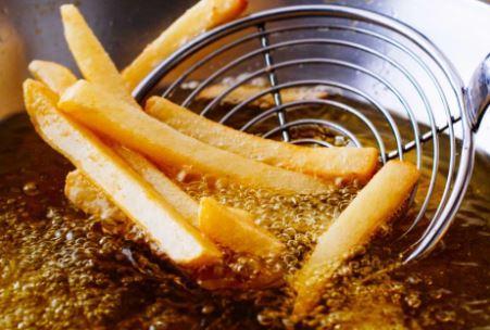 PATATES KIZARTMASI    Kahvalt�lar�n vazge�ilmezi patates k�zartmas�,�tuz, ya� ve kalori bak�m�ndan olduk�a y�ksek. Fazla patates k�zartmas� t�ketmek ise tip 2 diyabete yakalanma riskini artt�r�yor. Bununla beraber bir�ok hastal��� da yan�nda getiren patates k�zartmas� hipertansiyon hastas� olman�za da davetiye ��kar�yor.