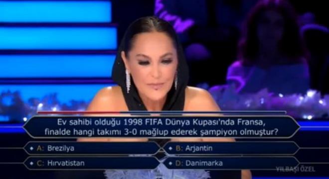 Kaynarca'n�n ard�ndan st�dyoya gelen ve �ok heyecanl� oldu�unu a��klayan H�lya Av�ar, ilk soruda elenmekten korktu�unu belirtti.Av�ar, "Ev sahibi oldu�u 1998 FIFA D�nya Kupas�'da Fransa, finalde hangi tak�m� 3-0 ma�lup ederek �ampiyon olmu�tur?" sorusunda telefonla joker hakk�n� kullanmak istedi. �nl� isim, yak�n dostu Acun Il�cal�'y� aramak istedi.  <br>  Herkese yeni y�l i�in iyi dileklerini ileten Acun Il�cal�, "H�lya beni bir yere koymu� ama ben orada de�ilim. �ok iyi biliyorum diyenlerden de�ilim" dedi. Bu s�zlerden sonra soruya Brezilya cevab�yla do�ru yan�t� verdi.
