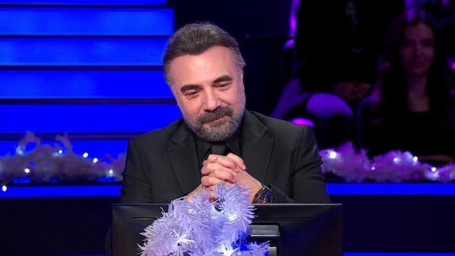 1 M�LYONLUK SORUYU A�TIRDI<br>    Ba�ar�l� bir performans sergileyen oyuncu Oktay Kaynarca, yar��mada 1 milyonluk soruyu a�t�rd�.<br>    1 milyonluk soruyu a�t�ran be�inci yar��mac� olarak yar��ma tarihine ge�en Kaynarca, soruya cevap vermeyerek 400 bin liral�k �d�lle ayr�ld�.