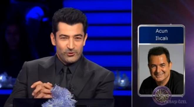 ILICALI'NIN FRANSA ANISI  <br>  Sorunun ard�ndan Il�cal�'n�n bu ma� ile ilgili hikayesini anlatan Kenan �mirzal�o�lu, "Normalde buradaki spor servisi Acun Il�cal�'y� d�nya kupas�n�n yap�laca�� Fransa'ya g�nderiyor. Il�cal�, oradan ma�� izleyip bilgileri T�rkiye'ye aktaracak. Ancak Acun Il�cal�'n�n bir yak�n�n�n do�um g�n� san�r�m. O nedenle ma� ba�lamadan T�rkiye'ye d�n�yor ve ma�� burada takip edip aktar�yor. Tabi bu ilk anda anla��lm�yor ��nk� arkada arkada�lar� trib�ndeymi� gibi ba��r�yor falan. Ama sonras�nda ortaya ��k�yor" dedi.