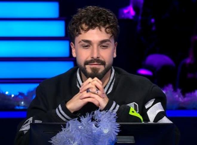 Y�lba�� gecesinde yar��an  �nl� isimler, kazand�klar� �d�l�, Aile ve Sosyal Politikalar Bakanl���'na ba�l� kurumlardaki �ocuklar�n her t�rl� ihtiya�lar� i�in ba���lad�.