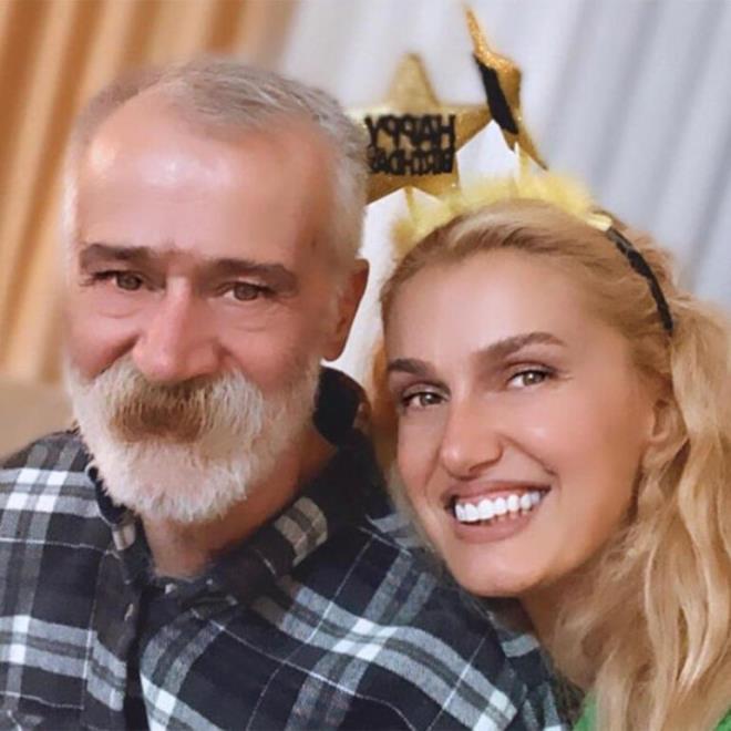 �air ve �d�ll� ders kitab� yazar� babas�n�n �l�m haberini konser sonras� ��renen Tu�ba �zay, �u ifadeleri kullanm��t�:<br>"Ben en iyi dostumu, s���na��m�, liman�m�, yol g�sterenimi, �����m�, ya�ama sevincimi kaybettim. Me�er sahnede insanlar� e�lendirirken babam, evimizde uzand��� kanepede son nefesini vermi�. Ben k�t� olmayay�m diye herkes saklam��. Eve girdim ki babam�n �zerini kapatm��lar. Babam�n dirisi de�il �l�s�ym�� me�er beni bekleyen. V�cudu kaskat�, ayaklar�, y�z� buz gibiydi. Sar�ld�m, �pt�m ayaklar�n�, y�z�n�. Defalarca �pt�m, sar�ld�m, g��s�nde yatt�m. Babam� g�t�rmesinler istedim evden. Bu d�nyadan bir �lhan �zay ge�ti. Y�rekli, d�r�st, sevgi dolu, bilgi ve k�lt�r abidesi, yak���kl� bir yi�it. Tekrar kavu�uncaya dek huzurla uyu babac���m. Annem, yolda��n bana emanet.