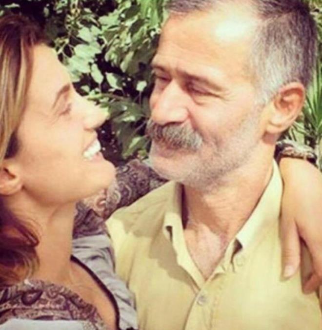 BABASI ���N DUA �STEM��T�<br>    Sosyal medya hesab�ndan art arda payla��mlar yapan �nl� �ark�c�, babas�n�n yo�un bak�mda tedavi g�rd���n� ancak ya�ay�p ya�amad��� bilgisinin kendisinden sakland���n� belirtip, sevenlerinden dua istemi�ti. Tu�ba �zay'�n, "Babam ya�as�n, ben �leyim. Ne olur dua edin" payla��m� y�rek yakm��t�.