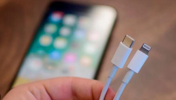 Bununla beraber art�k iPhone?lar, uzun zamand�r beklenen tersine �arj teknolojisine kavu�uyor.