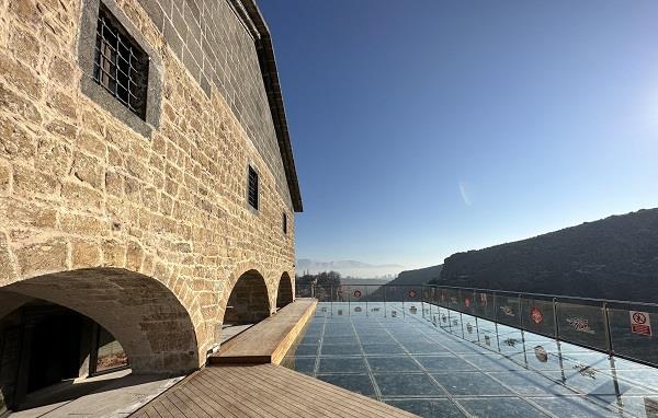 Merkeze ba�l� k�yde, 3. Selim d�neminde Ortadoks Hristiyanlar� taraf�ndan 1807'de yap�lan kilise, 1953 y�l�nda camiye d�n��t�r�ld�. 1925 y�l�ndaki m�badelede Balkanlardan g�� edenlerin yerle�ti�i k�y�n turizme kazand�r�lmas� i�in �l �zel �daresi taraf�ndan 2020'de ba�lat�lan �al��ma �er�evesinde, caminin b�y�k oranda restorasyonu tamamland� ve �n�ndeki alana cam seyir teras� yap�ld�. Ye�ilbur� K�y� Muhtar� Cihan Tuna yapt��� a��klamada, k�y�n turizme kazand�r�lmas� i�in �nemli �al��malar yap�ld���n� s�yledi. G�zel bir cam seyir teras� yap�ld���n� belirten Tuna �unlar� s�yledi;