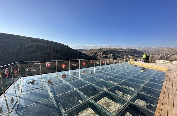 "B�t�n Ni�de geliyor diyebilirim. Caminin restorasyonu bitti. �st kat�nda k�t�phane olacak. M�ze b�l�m�m�z olacak ve ibadet etmek isteyenler i�in de yerimiz olacak. A��r� talep var, bundan dolay� resmi a��l�� da yap�lmad�. Vatanda�lardan yo�un talep olunca erken a��ld�. �u anda g�nl�k 2-3 bin ki�i geliyor. Yaz�n bu say� 10 bine kadar ��kar." dedi.