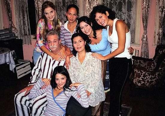 Heredot Cevdet karakterinin anlatt��� tarihi hikayelere e�lik etmesiyle milyonlar� g�ld�ren Ekmek Teknesi'nin '�l�'s� Mehmet Usta y�llar sonraki haliyle milyonlar� �a��rtt�.