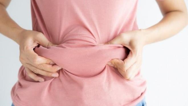 Diyetisyen Eda �nal, zay�flamak isteyenlerin kolay ve pop�ler olan yollara ba�vurdu�unu s�yleyerek " �evremizde mutlaka kilo problemi ya�ayan ki�ilerle kar��la��yoruz. Bunun sebebi yetersiz ve dengesiz beslenme, hormonlar ve genetik sebeplerde olabiliyor. Kilo probleminin alt�ndaki ana sebepleri ��zmek yerine �u anda �ok pop�ler olan ve kolay gelen bir�ok yola ba�vuruyoruz. Bunlardan biri de do�al i�erikli kar���mlar ve haplar. Bunlar�n v�cutta kal�c� hasarlara yol a�t���n� biliyoruz" a��klamas�nda bulundu.