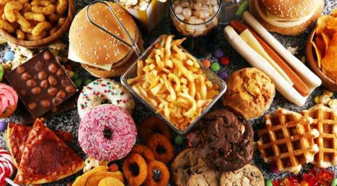 T�m d�nyada kilo problemi olan ya�ayan ki�ilerin en �ok ba�vurdu�u y�ntemler h�zl� kilo verdiren �ok diyetlerdir. Ancak son zay�flamak u�runa s�kl�kla yap�lan bu �l�mc�l diyetler organlara zarar veriyor. Diyetisyen Eda �nal, �l�mc�l diyet yapanlar i�in �nemli a��klamalarda bulundu.