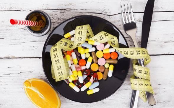 "�L�MC�L D�YETLER ORGANLARA ZARAR VER�YOR"    Uzman diyetisyen;�zay�flamak i�in kullan�lan bitkisel kar���m ve haplar�n tansiyonu y�kseltmesinin yan� s�ra b�brekler ve karaci�erde tahribata sebep olabilece�ini s�yledi.