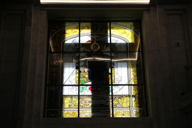 ''MEZARLARIN ZERNE DEL, BO ALANINA YAPILDI''    Kamuoyunda kilisenin mezarlarn zerine yapldna ynelik tartmalar yaandn anmsatan Susin, yle devam etti:    "Mezarlarn zerine yaplmad. Buras 2 bin 700 metrekarelik bir alan. Bu alann iinde mezarlar ve bo alanlar vard. Buradaki tm mezarlar tescil ettirdik. Mezarlarn hepsi olduu yerde duruyor. naata balamadan n alma yaptk, kayp mezarlk olma ihtimaline kar... Mzeler Genel Mdrlnn kontrolnde alanda kayp mezar aradk. Sonra inaata baladk. Buras mezarlarn zerine deil, mezarln bo alanna yapld."