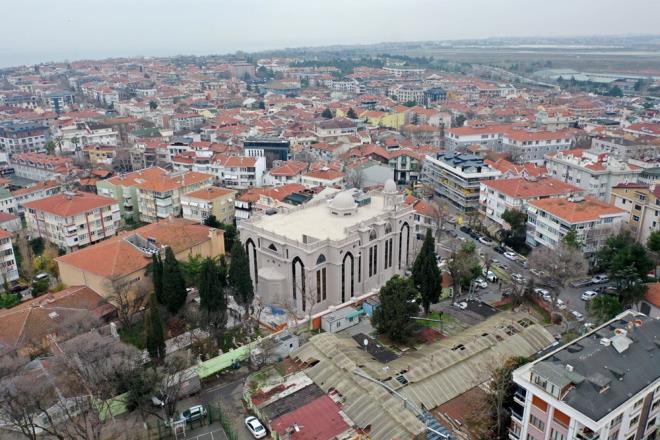 Sryani cemaatinin talebi zerine yer tahsis edilmesinin ardndan 2019'da Cumhurbakan Recep Tayyip Erdoan'n da katld trenle temeli atlan kilisenin al iin gn saylyor.