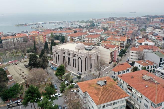 Yeilky'de Latin Katolik Mezarl'nn bulunduu alann bo olan 700 metrekarelik blmne be katl olarak projelendirilen kilisenin bir kat, ayin bittikten sonra cemaatin toplanaca, vaftiz, taziye ve dn gibi trenler ile toplant ve konferanslarn yaplaca kltr salonuna ayrld. Giri katnda, ayinlerin yaplaca blmn bulunduu kilisede, metropolitlik yaam alan, misafir odalar ve otopark yer alyor.