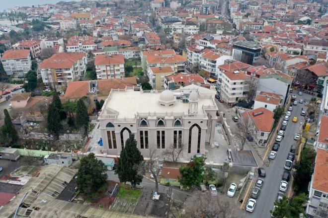 Karde cemaatlerin kiliseleriyle kendi ritellerinin ok uyumadn ve sre sknts yaayabildiklerini dile getiren Susin, yeni bir kiliseye ihtiya duyduklarn syledi.<br>Sryani cemaatinin youn olarak yaad Yeilky, Bakrky ve Florya'da bir kiliseye ihtiya olduunu belirten Susin, "Yer tahsisi konusunda hkmetimizden talebimiz vard. Cemaatimizin youn olduu Bakrky ilesinde yer tahsis edilmesini ve bunun zerine kilisemizi yapmak istediimizi syledik. Babakanl dneminden itibaren Cumhurbakan Recep Tayyip Erdoan ve merhum stanbul Bykehir Belediye Bakan Kadir Topba bu konuyla ilgilendi. 2014'te bu alan tespit edildi. Bykehirin bnyesinde metruk mezarlk olarak geiyordu. Metruk mezarlk alanndan ibadet alanna evrildi." diye konutu.