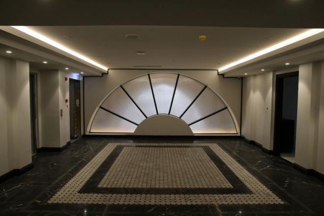 ''GNMZ ARTLARINA UYGUN EKLDE YAPILDI''    Kilisenin, tarihi kilise rneklerinden yola klarak, gnmz artlarna uygun yapldn vurgulayan Susin, "Sryani kiliselerinin belli zellikleri var. Mardin, Gneydou ve Ortadou'da saysz kilisemiz var. Bunlardan da esinlenerek bin yl, iki bin yl nce yaplm kiliseden ok, gnmzn imkanlarn kullanarak yaptmz bir kilise. Tm kiliselerimizde nemli bir ta iilii var. Mardin ta ok konuulan, ilenebilen bir ta ama burada kullanamazdk. Sryani kiliselerinin zelliklerini de kullanarak, gnmz artlarna uygun bir kilise yapmaya altk." diye konutu.