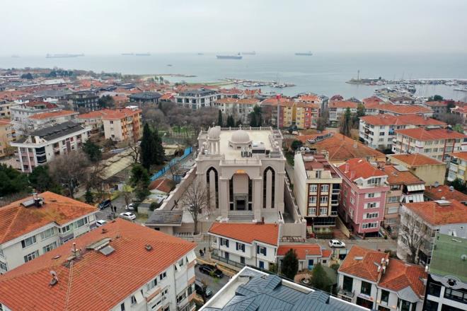 Trkiye Cumhuriyeti tarihinde inasna balanan ilk kilise olan Yeilky'deki Mor Efrem Sryani Kadim Ortodoks Kilisesi'nin iki ay iinde almas planlanrken, son eksiklerin giderilmesi iin hummal bir alma yrtlyor.