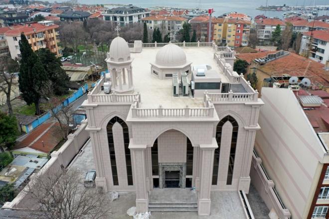 Kltr salonundaki avizeler ve ses sistemleri taklrken, ileriki gnlerde de ayinlerin yaplaca kattaki avizelerin aslmas planlanyor.    Kentte yaayan yaklak 17 bin Sryani'ye ait ikinci kilise olacak yapda gelinen son nokta grntlendi.