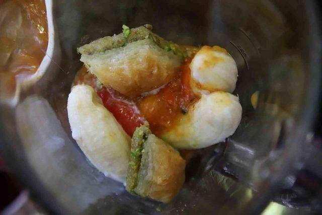 K aylarnn vazgeilmez enerji ykseltici ve sala bir ok faydas olan karm Gaziantepli atomcuMuhammed Hac Ahmet ise vatandalarn youn talep ettiini syledi.    Vatandalarn hastal ksa srede atlatmas iin zel karmlar olduunu syleyen Muhammed Hac Ahmet ise "Doal iecekler olarak grip ilac, C vitamini yapyoruz. C vitamininin ierisinde portakal, limon, greyfurt ve nar ekliyoruz." dedi.