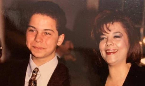 Bizimkiler dizisinin Ali'si olarak hafzalarda yer edinen Atlay Uluk'n son hali sosyal medyada en konuulan konular arasnda yer ald.