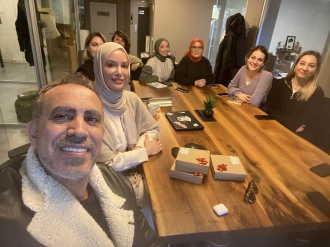 Daha nce Haluk Levent'in ekibiyle birlikte ayn proje etrafnda toplanan zelik, hem yurt dnda hem de yurt iinde faaliyetlerini tm hzyla srdrmeye devam ediyor.