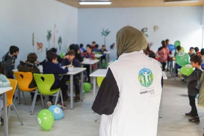 Dernein sosyal medya hesabndan yaplan paylamda; yemekhanenin daha nce rutubet iinde olduu, duvarlarn kabard ve atlarn akt belirtildi.