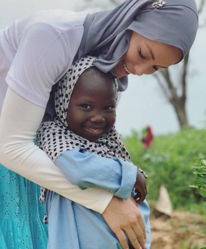 Oyunculuk kariyerini brakarak kendini maneviyata adayan ve kuruluunu stlendii insani yardm derneiyle ocuklara ve ailelere umut olan Gamze zelik, dur durak bilmiyor.