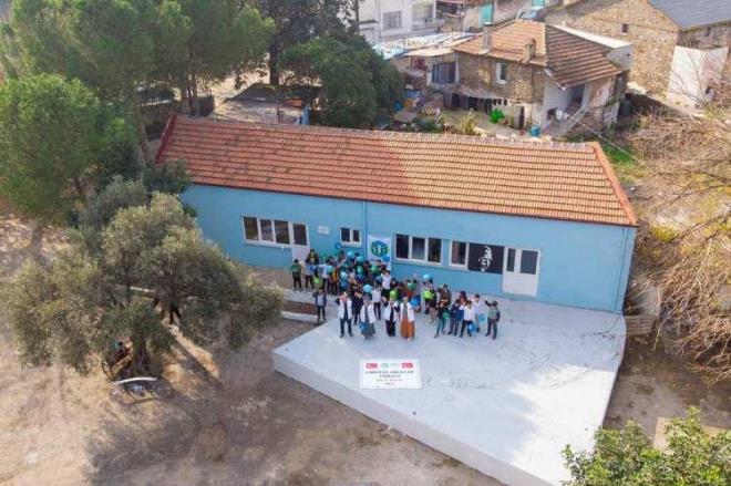 OCUKLAR DAHA SALIKLI ORTAMLARDA ETM-RETM GRECEK    Pakistan'dan sonra rotasn Aydn ve Mula il snrlarndaki Bafa ky okulu olarak belirleyen zelik, resmi Instagram sayfasndan 'Umutlu Okullar'da bu sefer Bafa'daydk ifadelerine yer verdi.