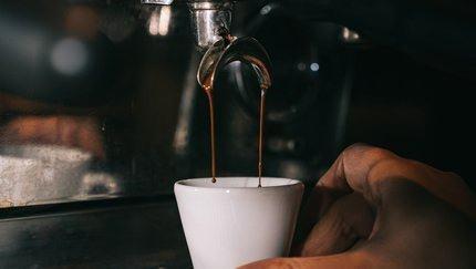 1 saat beklettikten sonra tekrar makineyi altrn. Makineyi kapatn ve iindeki suyu dkp yerine temiz su koyup tekrar altrn. Bylece kahve makineniz tertemiz ve hijyenik olacaktr.