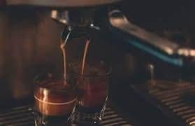 Uzman Diyetisyen In Sayn, eer ev ve i yerlerinde kullanlan kahve makinelerinin de dzenli temizlenmesi gerektiini vurgulad. Aksi halde yaplan kahvenin antioksidan deeri decektir. indeki deerli yalar yanarak okside olacak bylece kanserojen bileikler ortaya kacaktr. Bu bileikler kahve makinesinin scak yzeyine yaparak, hazrlanan her kahvenin ac tatta ve salksz olmasna yol aacaktr. Eer kahvenizi itiinizde her zamankinden farkl ve ac bir tat alyorsanz, bu durum kahve piirilen makinenin temiz olmad anlamna gelir. tiimiz kahvenin antioksidan olabilmesi iin mutlaka temiz bir makinede hazrlanm olmas gerekir. Kahve makinelerinin scak suyla temizlenmesi iindeki scak yzeylerini temizlemez. Bunun iin fosfat iermeyen zel kahve makinesi temizleyiciler kullanabilirsiniz? dedi.