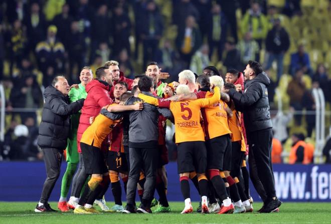 KADIKY'DEK SON 4 MAIN 3'N KAZANDI    Galatasaray, Sper Lig'de rakibiyle deplasmanda oynad son 4 man 3'nden galibiyetle ayrld.    Sar-krmzl takm, rakibini Kadky'de 2019-2020 sezonunda 3-1, 2020-2021 sezonda ise 1-0 yendi. Galatasaray, geen sezon deplasmanda 2-0 yenildii rakibini bu sezon 3-0 malup etti.    Galatasaray, rakibi ile deplasmanda oynad son 6 mata ise 3 galibiyet, 2 beraberlik ve bir malubiyet yaad.