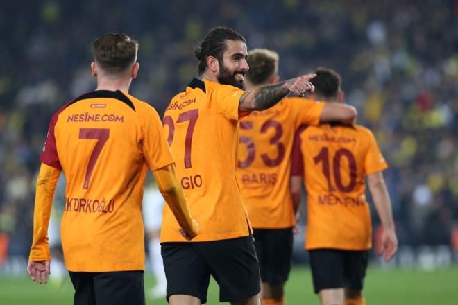 Galatasaray, Kadky'de liderliini perinledi - 8    Karlamada Galatasaray'n ilk goln atan Sergio Oliveira, bu sezon ligde ikinci kez alar havalandrd.    Portekizli futbolcu, ligde daha nce Arabam.com Konyaspor manda da bir kez alar sarsmt.    Bu arada Sergio Oliveira, Galatasaray formasyla Fenerbahe'ye gol atan ilk Portekizli futbolcu olarak kaytlara geti.