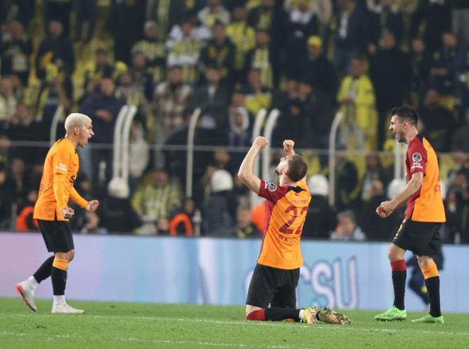 Galatasaray bu sonula ligde puann 39'a kartarak, ikinci srada olan Fenerbahe ile puan farkn 4'e kard.    Karlamann ardndan byk sevin yaayan Galatasarayl futbolcular, saha iinde birbirlerine sarlarak galibiyeti kutlad.  Galatasaray, Kadky'de liderliini perinledi - 4