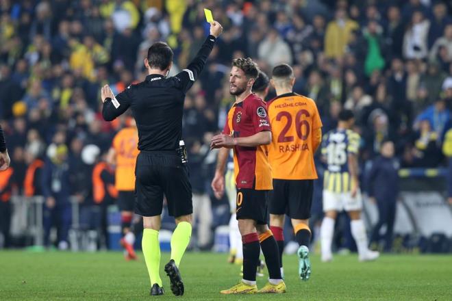 MERTENS CEZALI DURUMA DT    Galatasarayl futbolculu Dries Mertens, mata grd sar kart nedeniyle cezal durumu dt.    Mata ilk yarnn tamamlanmasyla hakeme yapt itirazdan dolay sar kart gren Belikal futbolcu, ligin 19. haftasndaki Ataka Hatayspor manda forma giyemeyecek.