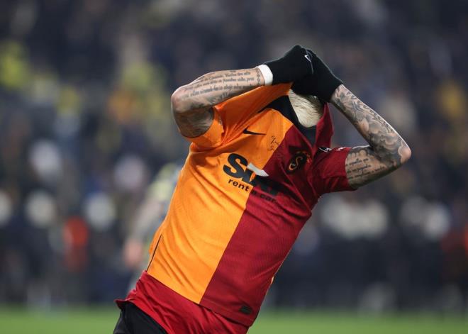 ICARDI GOLLE DND    Karlamann ikinci yarsnda oyuna dahil olan Galatasaray'n Arjantinli yldz futbolcusu Mauro Icardi, sakatlk sonras sahalara dnd ilk manda goln att.    Man 76. dakikasnda Bar Alper Ylmaz'n yerine oyuna giren Icardi, 90+10. dakikada takmnn 3. goln kaydetti.    Beikta derbisinde de 2 gol atan Arjantinli futbolcu, ligdeki gol saysn 5'e kard.    Sar-krmzl takmn 30 Kasm'da yapt antrenmanda geirdii sakatlk sonras adalesinde 2. derece kas hasar ve zorlanma tespit edilen Icardi, ligde 3 ma aradan sonra formasna kavutu.