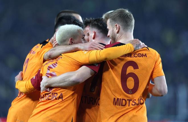 SER 7 MAA IKTI    Sper Lig'de son 8 manda malubiyet yaamayan Galatasaray, son 7 karlamasn da kazand.    Bu kulvarda son yenilgisini 10. haftada Yukatel Kayserispor karsnda yaayan sar-krmzllar, bir sonraki hafta Corendon Alanyaspor ile berabere kald.    Galatasaray, daha sonraki 7 manda ise srasyla VavaCars Fatih Karagmrk, Beikta, Medipol Baakehir, stanbulspor, Demir Grup Sivasspor, MKE Ankaragc ve Fenerbahe'yi malup etti.    Sar-krmzl ekip, galip geldii son 7 manda 20 kez rakip fileleri havalandrrken, kalesinde ise 4 gol grd.