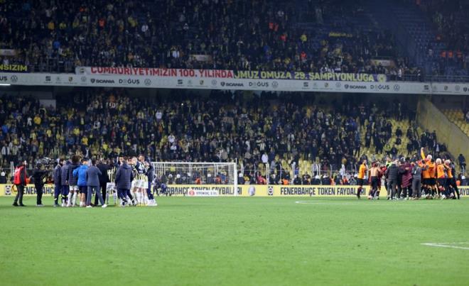 K GOLDE OFSAYTA TAKILDI    Galatasaray'n man ilk yarsnda pe pee att iki gol ofsayt gerekesiyle iptal edildi.    Sar-krmzl takmn 14. dakikadaki atanda Abdlkerim Bardakc topu alarla bulutururken, yardmc hakem Sleyman zay ofsayt bayran kaldrd. Orta hakem Halil Umut Meler, VAR odasyla yapt grme sonucunda ofsayt nedeniyle gol iptal etti.    Galatasaray'n 16. dakikada Kerem Aktrkolu'nun att gol de ofsayt sebebiyle geerli saylmad.