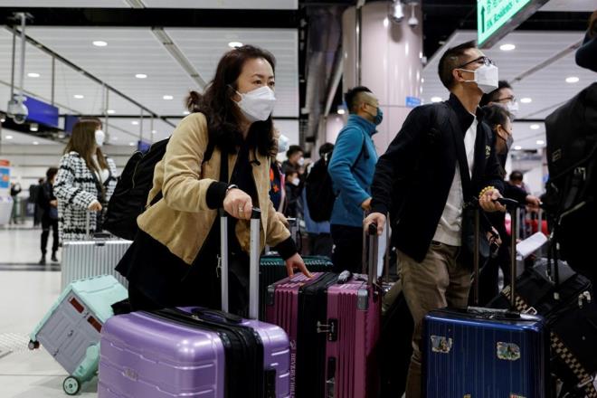 anghay Pudong Havaliman'nn d hatlar terminalinde Covid-19 kontrol ve tecrit noktalar kaldrlrken Yeni Zelanda'dan gelen ilk uan yolcular hibir kontrol tedbiri olmadan terminalde bekleyen yaknlarna kavutu.    in'in son 20 ylda en youn havaliman olan Pudong, salgn ncesinde, 2019'da, ylda 39 milyon yolcuya hizmet verirken, karantina tedbirleri ve uu kstlamalar nedeniyle bu say 2022'de 1,64 milyona gerilemiti.