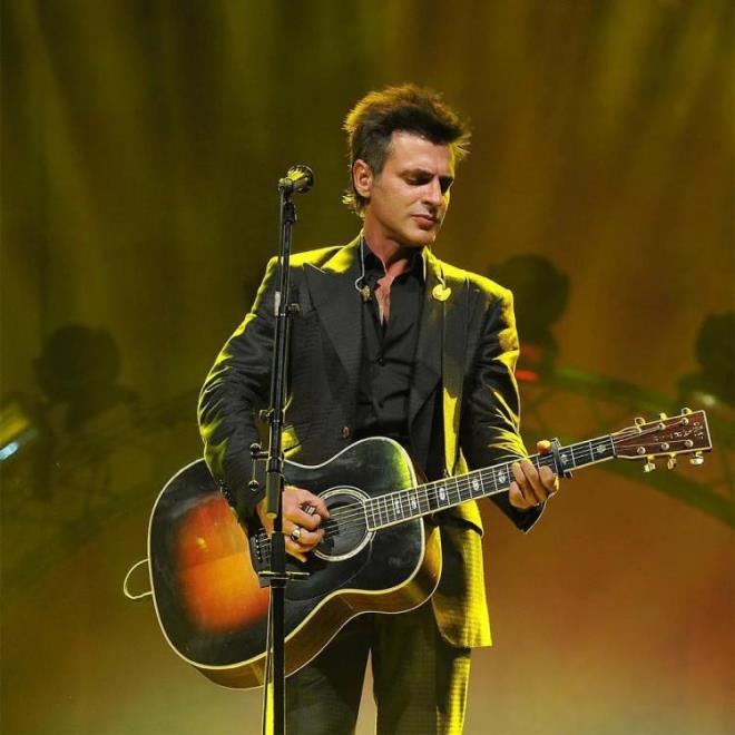 EYT hakknda ilk aklama arkc Teoman'dan gelmiti. "Emeklilik hayat yayorum." diyen 55 yandaki arkc, "Gndelik hayatm ok aksatmamaya alyorum. Bo bo oturmay, arkadalarmla grmeyi ve spor yapmay ok seviyorum. Serdar Orta ve ben, hemen hemen ayn eyleri sylemeye baladk." ifadelerine yer vererek EYT'nin kendisine de vurduunu belirtmiti.    Teoman'n yan sra birok nl isim de EYT'den faydalanabilecek.