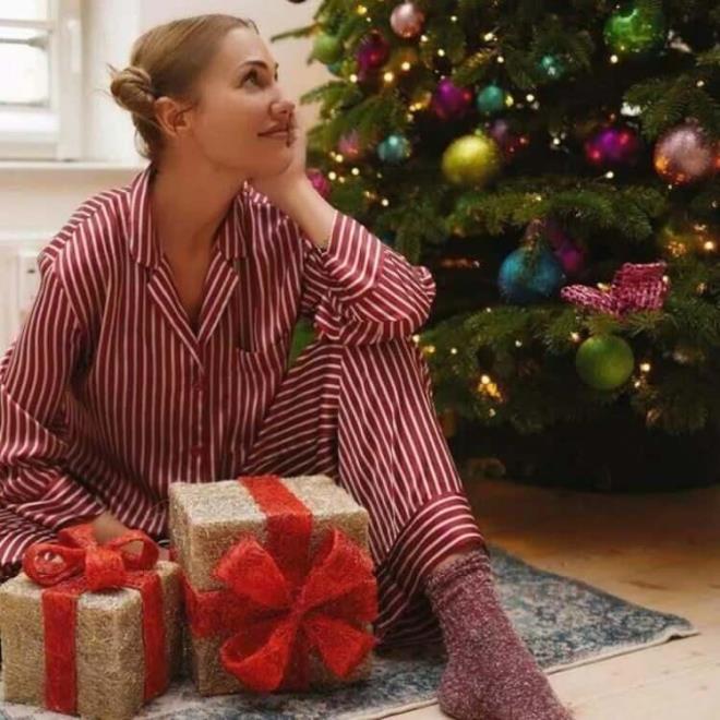 Halit Ergen, Nur Fettaholu, Filiz Ahmet, Selma Erge'in baroln paylat Muhteem Yzyl dizisinde canlandrd Hrrem Sultan rolyle hretine hret katan, imdilerde ise reklam filmleriyle izleyici karsna kan Meryem Uzerli; getiimiz gnlerde ise kzlaryla ekilen karelerini 7,4 milyon takipisinin bulunduu Instagram hesabndan paylamt