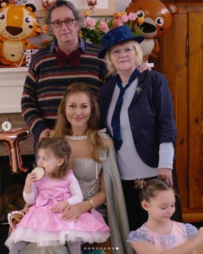 Meryem Uzerli, tm bunlarn ardndan kz Lily Koi'nin 2'inci yan kutlad. Ailesiyle kamera karsna geen ve doum gnnde ekilen kareleri takipilerinin beenisine sunan nl isim, ksa srede sosyal medyann gndemine oturdu.