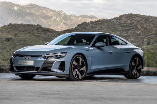 AUD E-TRON GT - 0.24  <br>  Arata, n tampondaki hava girileri, elektrikli olarak ayarlanabilen arka spoyler,akll hava girileri,  havalandrmal amurluk kemerleri ve arka difzre kadar aerodinamik eklentiler mevcut.