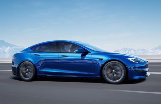 TESLA MODEL S - 0.208    eitli aerodinamik iyiletirmeler ve rzgar tnellerinde geirilen uzun zamanlarn sonucunda0,24Cd'lik srtnme0,20Cd'ye kadar getirildi.