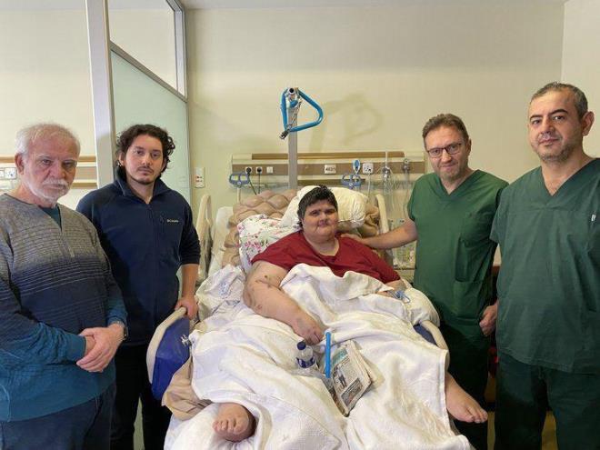 "MUHTEMELEN 400 KLOLARA YAKIN BR KLODAYDI"    Obez hastalarn tedavilerini uzman hekimler eliinde srdrmesi gerektiini ifade eden Prof. Dr. Karabulut, Turp'un operasyon ncesi ve sonras durumuyla ilgili yle konutu: "Aslnda ok yaam beklentisi olmayan bir durum geliecekti, bu ekilde tedavi sonras muhtemelen nmzdeki srete hastann ayaklanmasn, yataktan kurtulmasn, normal bir birey eklinde toplumda yaamasn bekliyoruz. Bize geldii zaman kilosu aslnda llemeyecek dzeydeydi, muhtemelen 400 kilolara yakn bir kilodayd. Ameliyattan sonra verdii kilolarla beraber hasta kendine gelmeye, iletiim kurmaya balad. nmzdeki srelerde bu giderek artarak daha iyi ekilde karmza kacak. Sadece bir cerrahi operasyon olarak alglamamak gerekiyor. zellikle bu skntl vakalarda endokrin, dahiliye, youn bakm nitesi, multidisipliner, deneyimli bir merkez olmas gerekiyor. Bu konuyu gndeme getirmemizin sebebi; insanlar uyarmak, dikkatini bu konuya ekmek. Salk ok nemli bir konu, ilalarn sadece eczanelerden alnmas gerekiyor. nternetten alarak kendi salklarna kast edecek ekilde bir ila kullanmna girmemeleri gerekiyor. Vatandalarmz zellikle salkla ilgili konularda internetten okuduklar, grdkleri ilalar veya medikal tedavileri kendilerine uygulamasnlar, bir hekime dansnlar. Bundan sonraki sre devam edecek. Fizyoterapi sreci var ok nemli, fizik tedavi sreci var, onlarn desteini salayacaz."