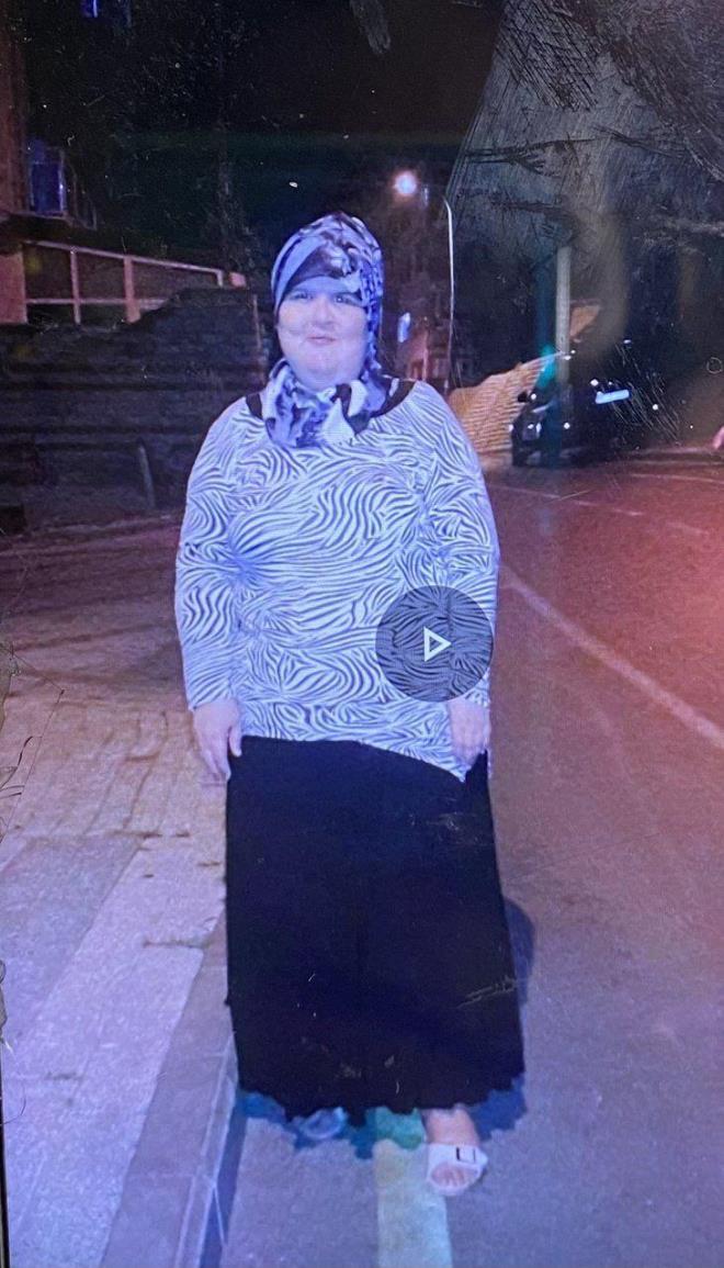 2019 mart aynda beyin kanamas geirdim, fel kaldm, bu duruma dtm. nternetten kimse bir ey almasn, ben yandm kimse yanmasn. Evliydim, tedavi iin Bahelievler Fizik Tedavi Hastanesi'ne geldim, orada yatarken eim beni brakp baka bir kadnla gitti. ok kt bir duyguydu, ben zaten bu duruma dmm, bir de beni brakp gitti. Ameliyat ncesi ok mutsuzdum ama imdi ok mutluyum, sanki en ocuklar gibiyim. Kendi ihtiyalarm gremedim, hep yardm aldm, inallah bundan sonra kendi ihtiyalarm kendim greceim. O zamanlar anaokulunda alyordum, altm okul da ok iyiydi, ok mutluydum. Severek gidip geliyordum. Zayflamak iin internetten hibir ey almayn, doktora bavurun. Doktordan destek aln, en azndan internetten hibir ey almayn, almak isteyenlere de aldrmayn. Ben daha sonra bu firmaya ok ulamak istedim ama tamamen beni her yerden engellemilerdi." ifadelerini kulland.