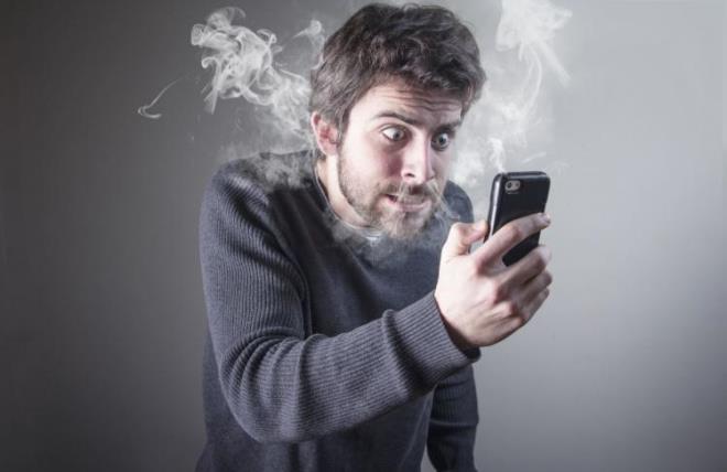 Telefon dalgalarnn boyun ftnn yapsn bozduunu syleyen Eser, "Boyun ftnn yapsn bozan bu dalgalar, beyindeki dokulara da zarar verebiliyor. Ayrca cep telefonu, bel blgesinde ok tanyor. Yaylan dalgalar, bel ft olumasna da yol aabiliyor." cmlelerine yer verdi.